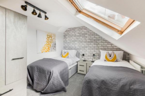Surrey Stays - 4 Bedroom House, CR5, Contractors Welcome, Sleeps 10, 2 Bathrooms, Near Town Centre, Train Stations and Gatwick Airport